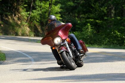 Ce înseamnă o cască moto pe marginea drumului? Foto: Pixabay
