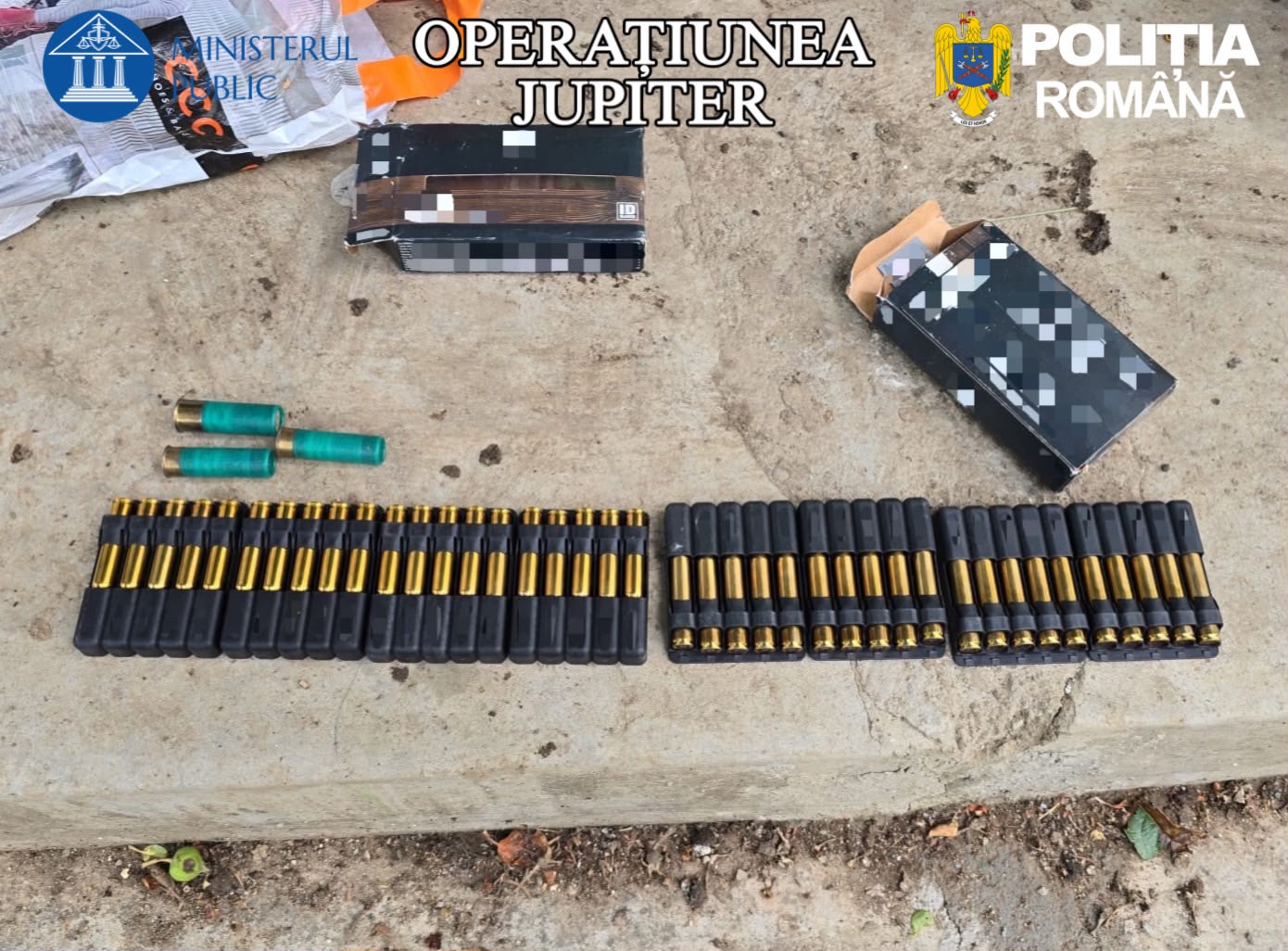 Row of black cartridge holders with gold-tipped bullets and a few green shotgun shells on a concrete surface, with opened boxes nearby and 'OPERATIUNEA JUPITER' and 'POLIŢIA ROMÂNĂ' branding