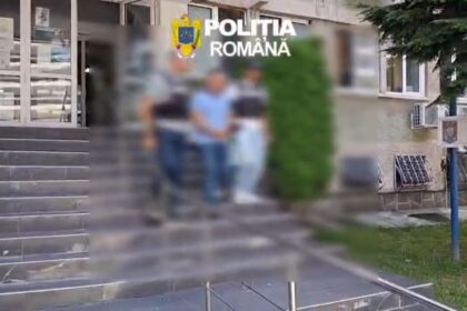 Blurry group standing on concrete steps in front of a government building; 'POLITIA ROMANA' logo at the top.