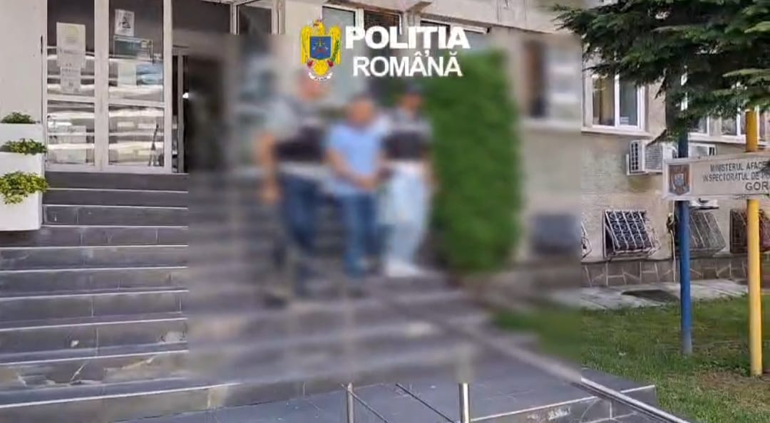 - Jurnalul Olteniei – Știri din Craiova și Oltenia Blurry group standing on concrete steps in front of a government building; 'POLITIA ROMANA' logo at the top.
