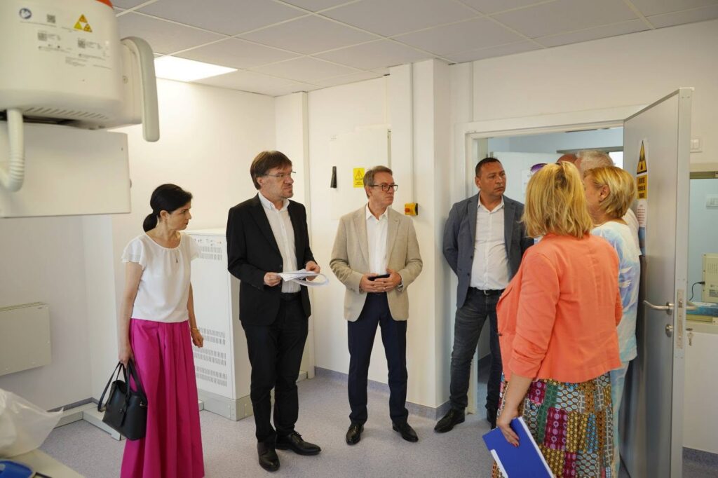 spitalul caracal 3 - Jurnalul Olteniei – Știri din Craiova și Oltenia Group of professionals in a medical imaging room, four men in jackets and two women discussing near a large X-ray machine.