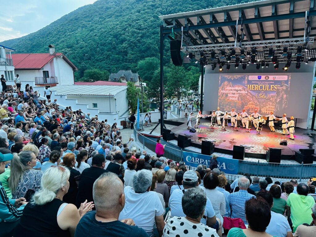 Folclorul oltenesc a strălucit pe scena Festivalului Hercules - Jurnalul Olteniei – Știri din Craiova și Oltenia Folclorul oltenesc a strălucit pe scena Festivalului Hercules