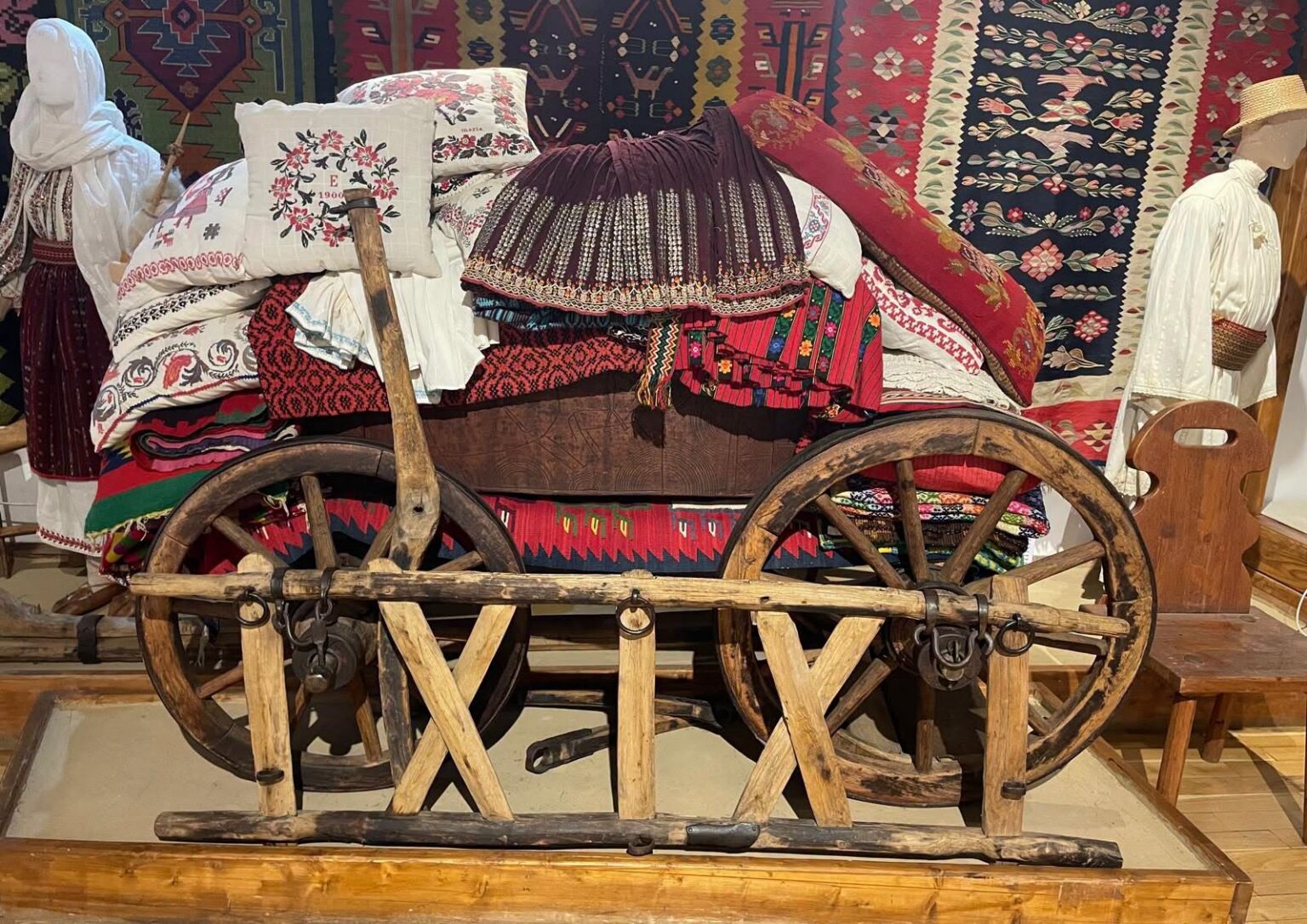 Zestrea, simbolul valorii femeii în satul tradițional. Foto: Muzeul Olteniei