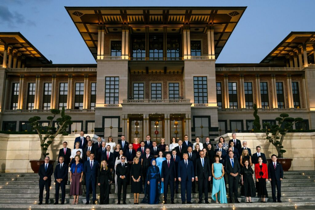 Cadou oferit de Erdogan liderilor NATO: pistoale gravate