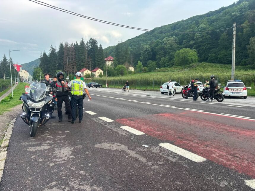 Police checkpoint on a two-lane road in a hilly, green landscape; officers with reflective vests and motorcycles are stopped as patrol carsmarked POLITIA observe nearby.