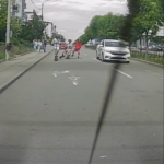 Craiova: Tineri pe trotinete, căzuți sub o mașină