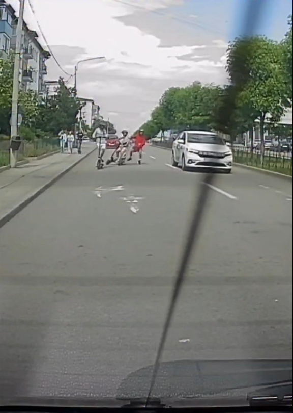 Craiova: Tineri pe trotinete, căzuți sub o mașină
