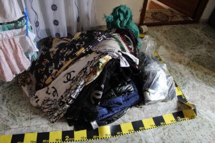 Percheziții în Gorj: Catalizatoare provenite din furturi și haine cu mărci celebre, în vizorul polițiștilor