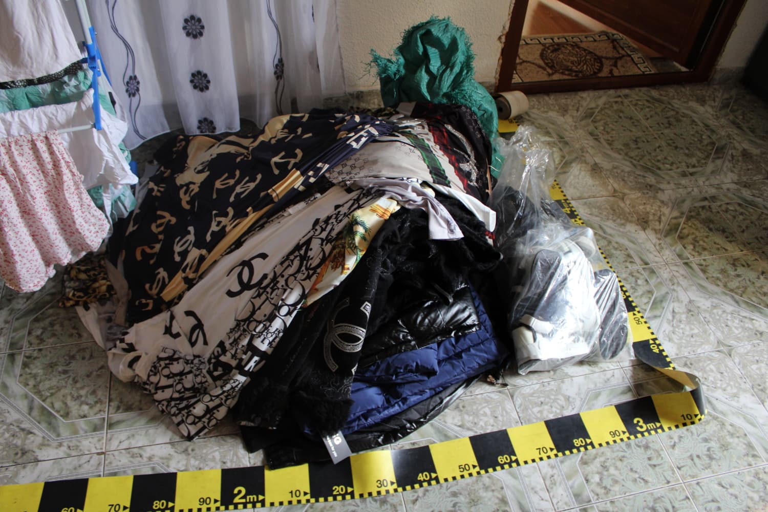 Percheziții în Gorj: Catalizatoare provenite din furturi și haine cu mărci celebre, în vizorul polițiștilor