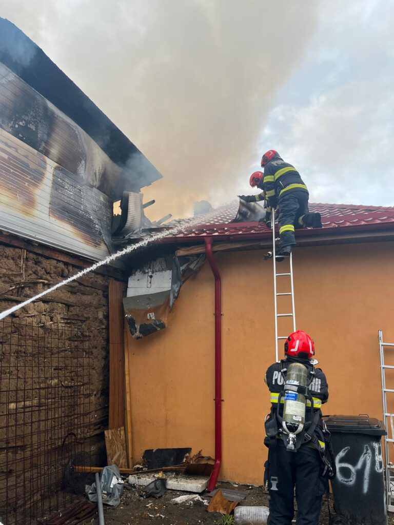 Mobilizare de amploare după un incendiu în Craiova