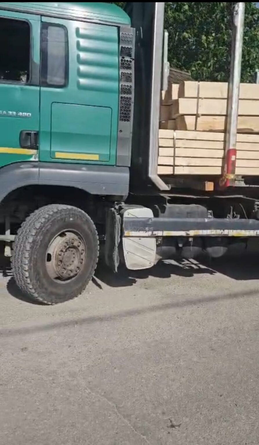 Transport ilegal de cherestea pe un drum din Gorj. - Jurnalul Olteniei – Știri din Craiova și Oltenia