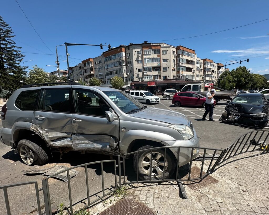 Accident grav în Vâlcea: O fetiță și doi adulți la spital - Jurnalul Olteniei – Știri din Craiova și Oltenia Accident grav în Vâlcea: O fetiță și doi adulți la spital