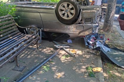 Accident în Craiova: O mașină s-a răsturnat pe trotuar