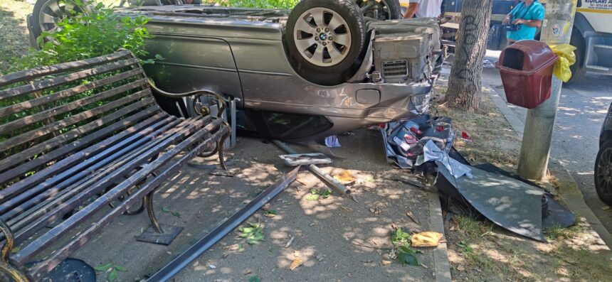 Accident în Craiova: O mașină s-a răsturnat pe trotuar