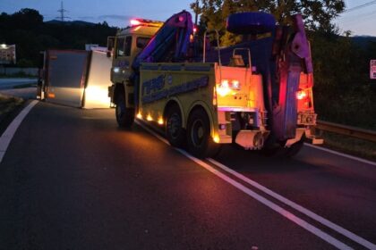 Accident DN7 Bujoreni: Un TIR s-a răsturnat pe drum