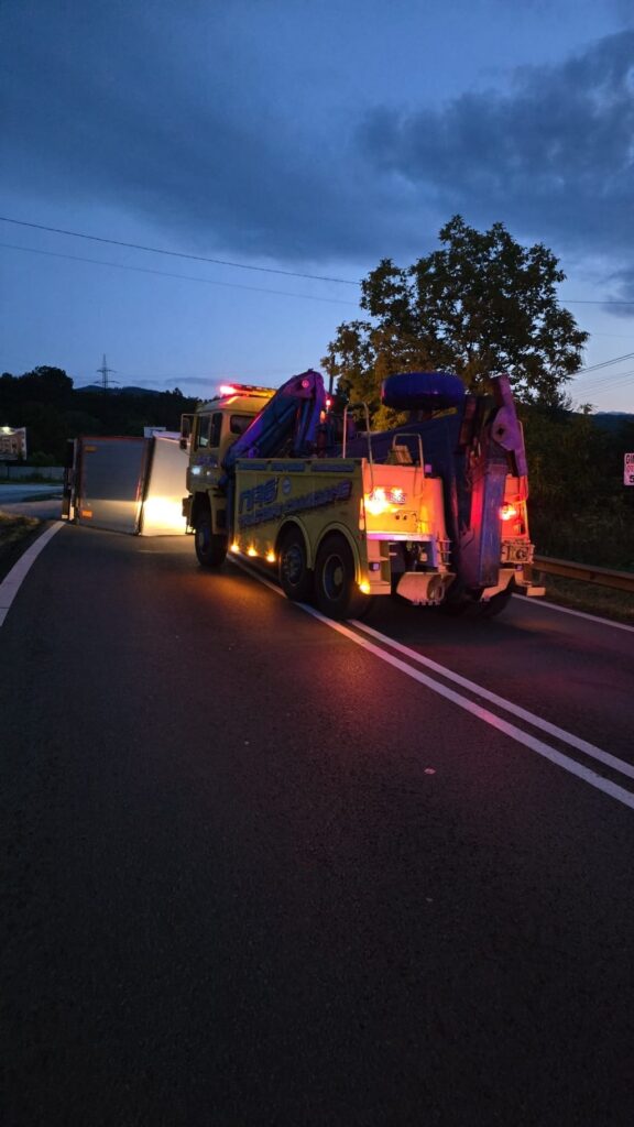 Accident DN7 Bujoreni: Un TIR s-a răsturnat pe drum - Jurnalul Olteniei – Știri din Craiova și Oltenia Accident DN7 Bujoreni: Un TIR s-a răsturnat pe drum