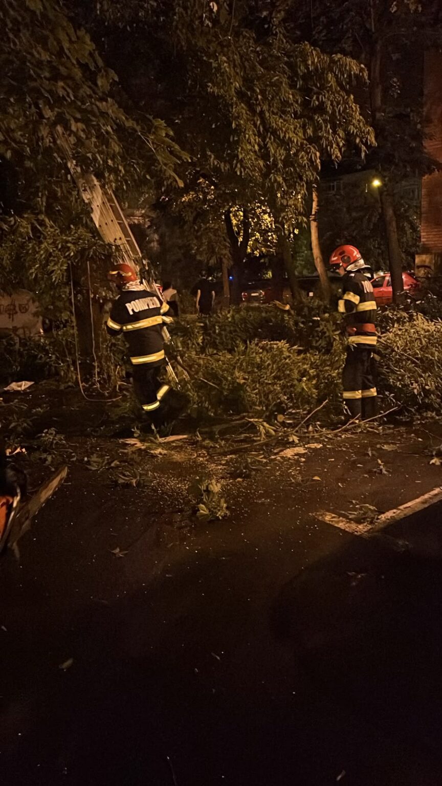 Craiova, lovită de o furtună: Zeci de pagube - Jurnalul Olteniei – Știri din Craiova și Oltenia Craiova, lovită de o furtună: Zeci de pagube