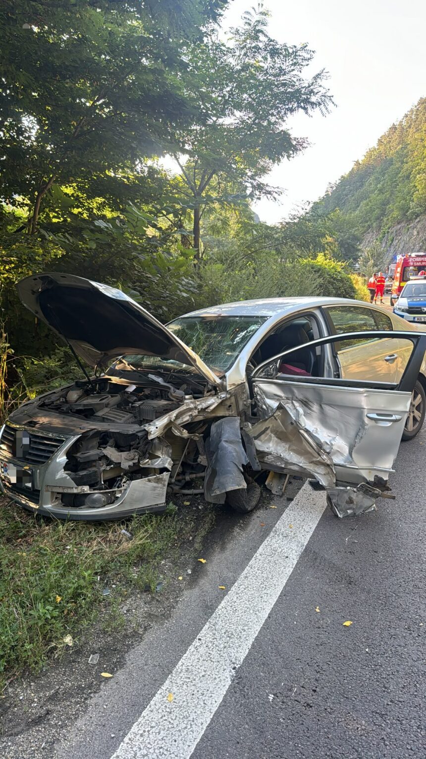 Vâlcea: Accident pe DN7. O mașină s-a lovit de un TIR