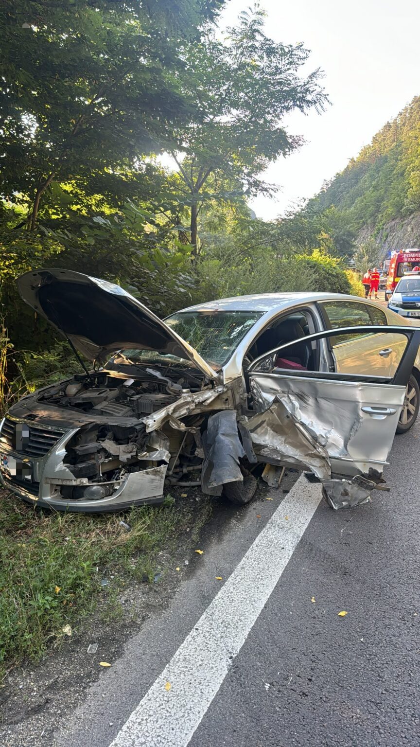 Vâlcea: Accident pe DN7. O mașină s-a lovit de un TIR