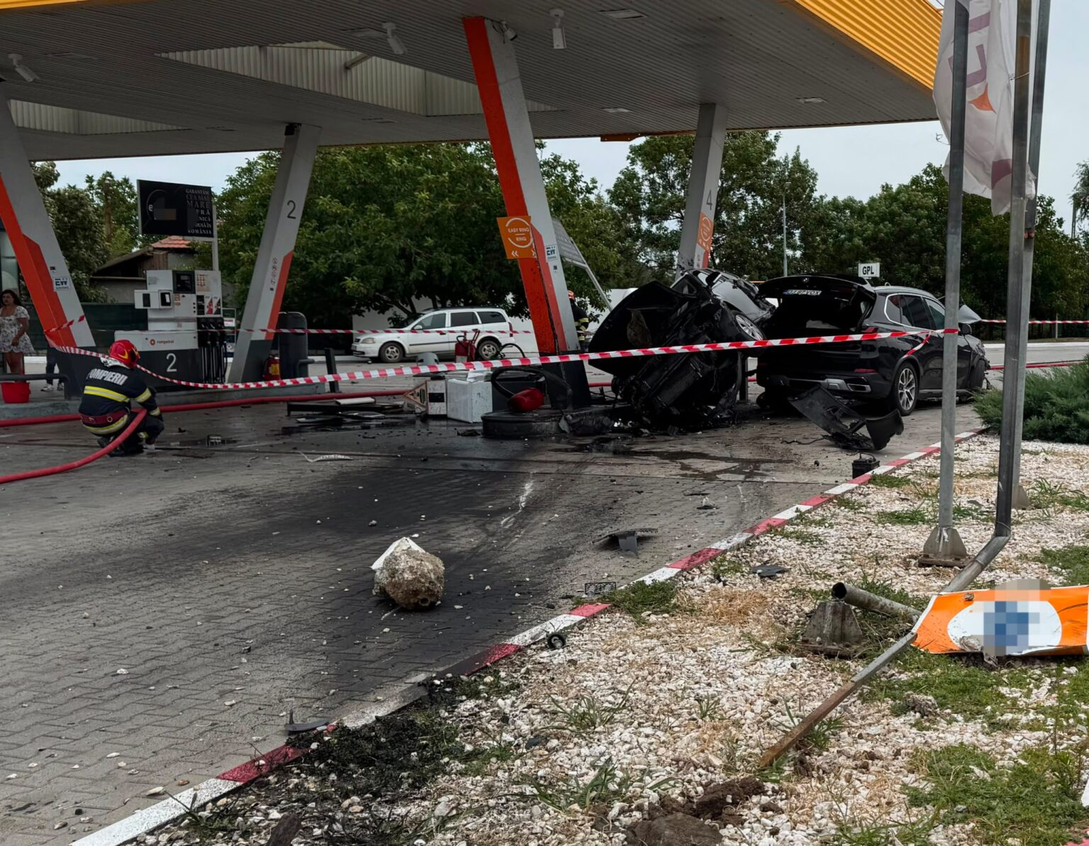 Accident în Dolj: Staţie peco distrusă de două maşini