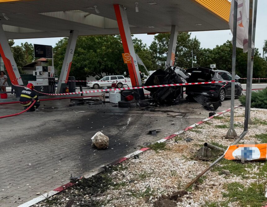 Accident în Dolj: Staţie peco distrusă de două maşini