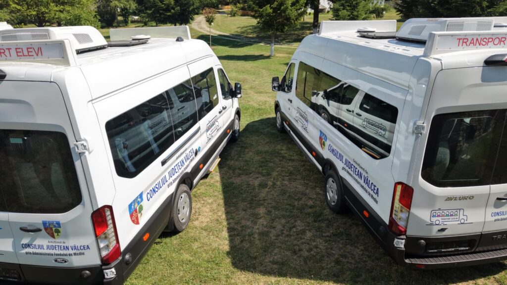 Microbuze școlare pentru elevii din Vâlcea: noi livrări înainte de școală