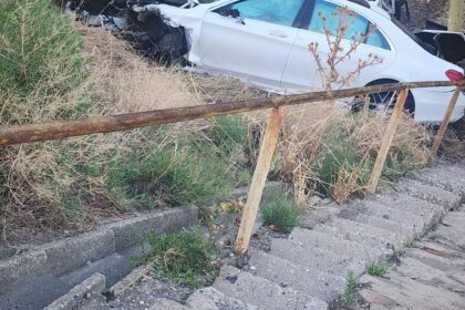 Accident grav în Craiova: Șofer beat, răsturnat pe șine