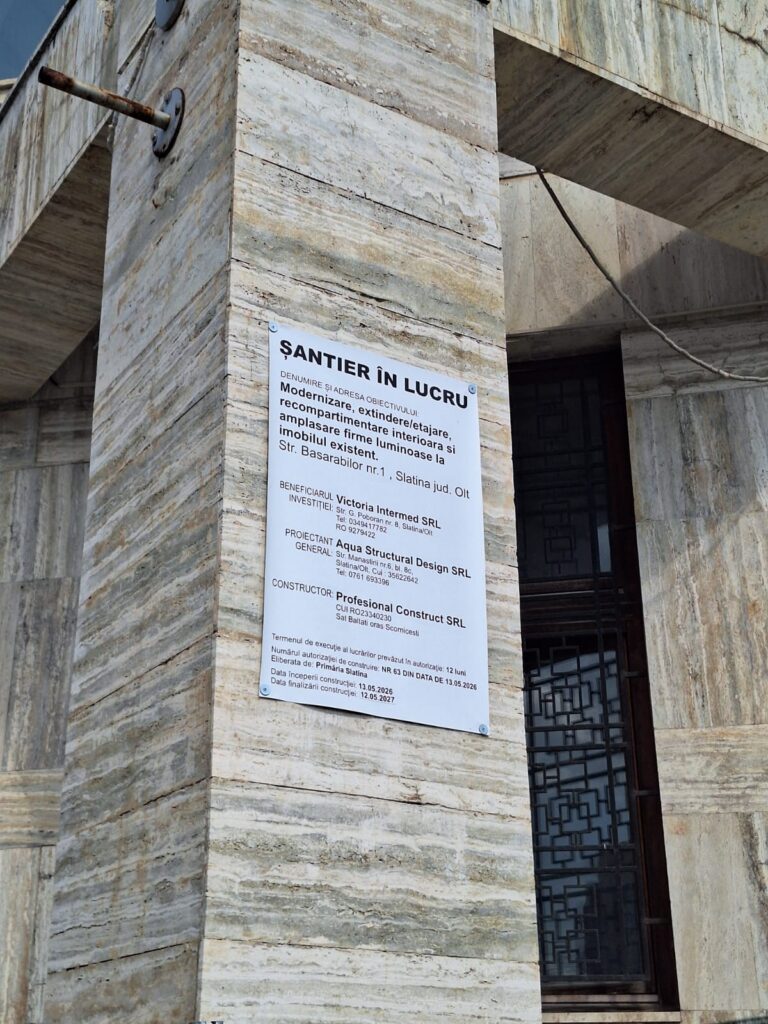 bcr slatina victoria intermed - Jurnalul Olteniei – Știri din Craiova și Oltenia Informational construction notice posted on a marble stone pillar beside a doorway on a building in Romania.