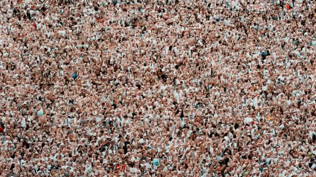 - Jurnalul Olteniei – Știri din Craiova și Oltenia Large crowd of people with many hands raised, tightly packed at a concert or event outdoors (energetic audience).