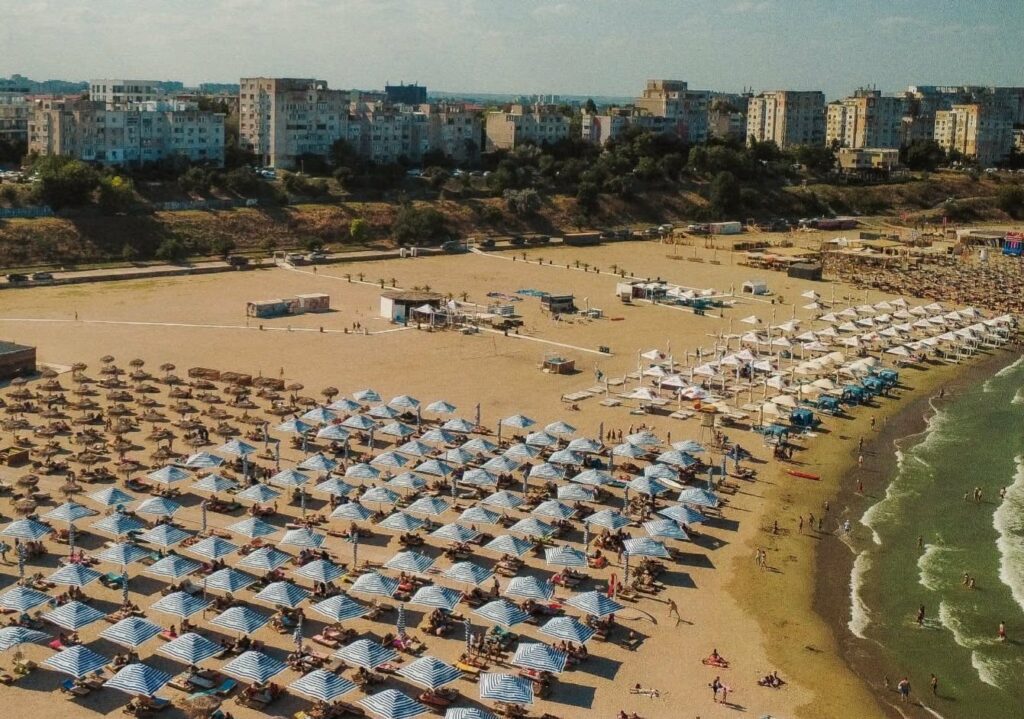 Fragmente de dronă găsite pe litoralul românesc. Foto: Facebook - Jurnalul Olteniei – Știri din Craiova și Oltenia Fragmente de dronă găsite pe litoralul românesc. Foto: Facebook