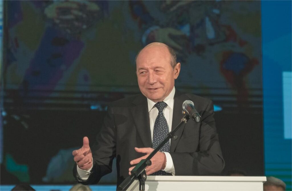 Traian Băsescu critică legea salarizării