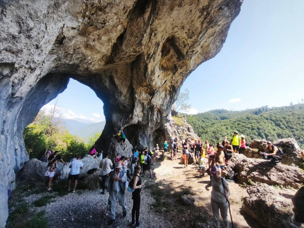 Salvamont Gorj: 150 de oameni într-o drumeție memorabilă - Jurnalul Olteniei – Știri din Craiova și Oltenia Salvamont Gorj: 150 de oameni într-o drumeție memorabilă