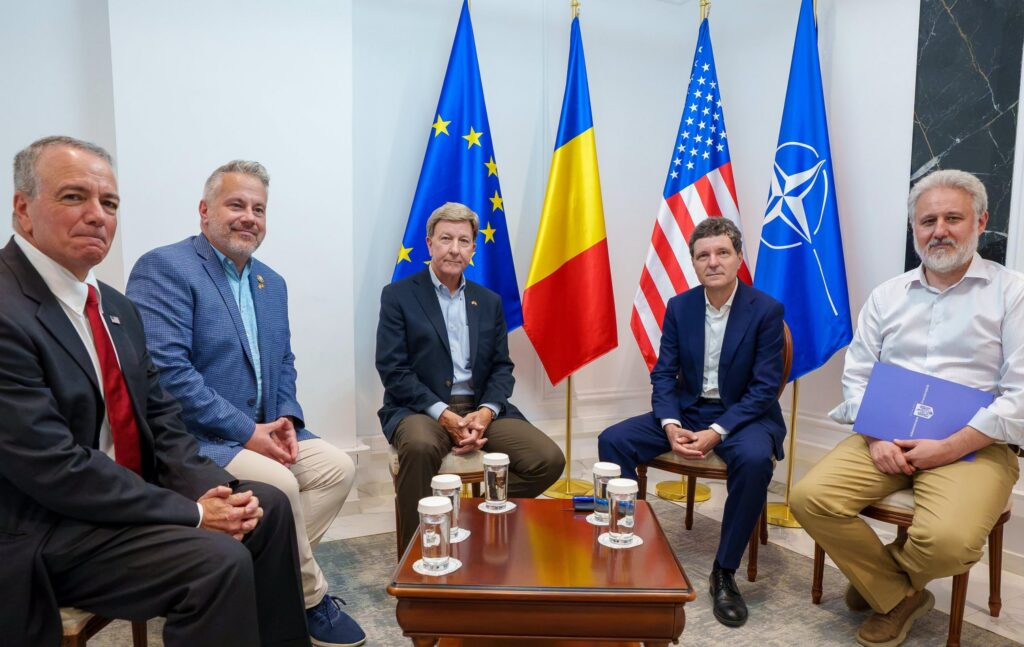 Nicuşor Dan a mâncat la popotă cu soldaţii americani. Foto: Facebook