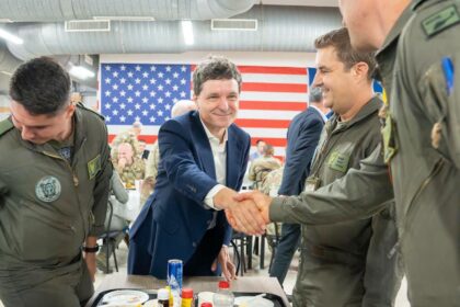 Nicuşor Dan a mâncat la popotă cu soldaţii americani. Foto: Facebook