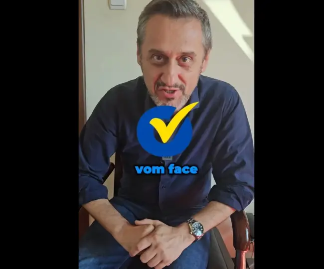 99884-99884-36 - Jurnalul Olteniei – Știri din Craiova și Oltenia Man seated indoors in a dark shirt, with a blue circular logo and yellow check overlay reading'vom face'. #Informational branding image