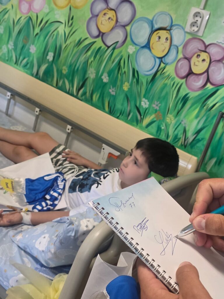 Jucătorii Craiovei, alături de copiii din spital - Jurnalul Olteniei – Știri din Craiova și Oltenia Jucătorii Craiovei, alături de copiii din spital