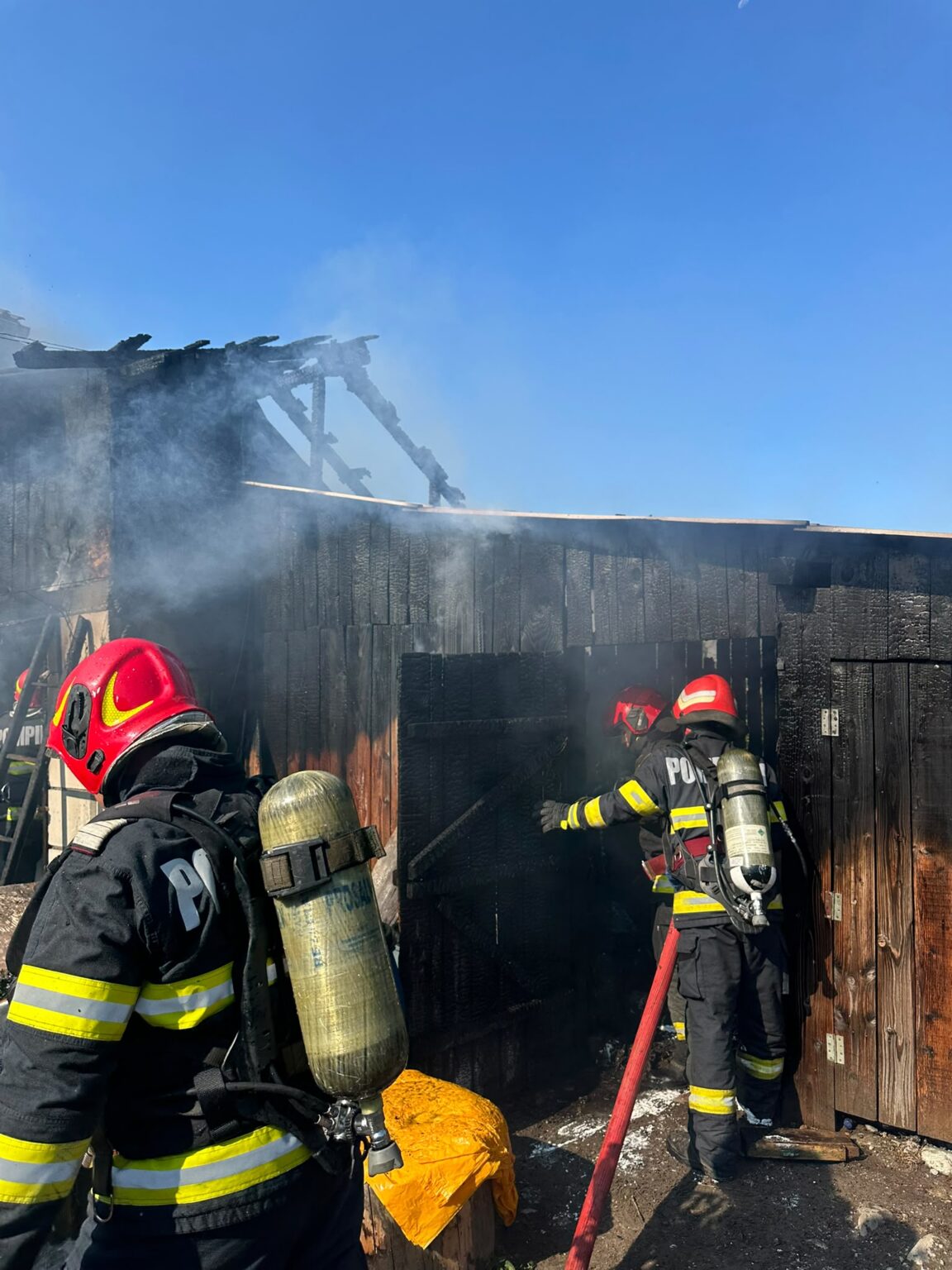 Incendiu în Goranu: Pompierii au evitat o posibilă explozie - Jurnalul Olteniei – Știri din Craiova și Oltenia Incendiu în Goranu: Pompierii au evitat o posibilă explozie