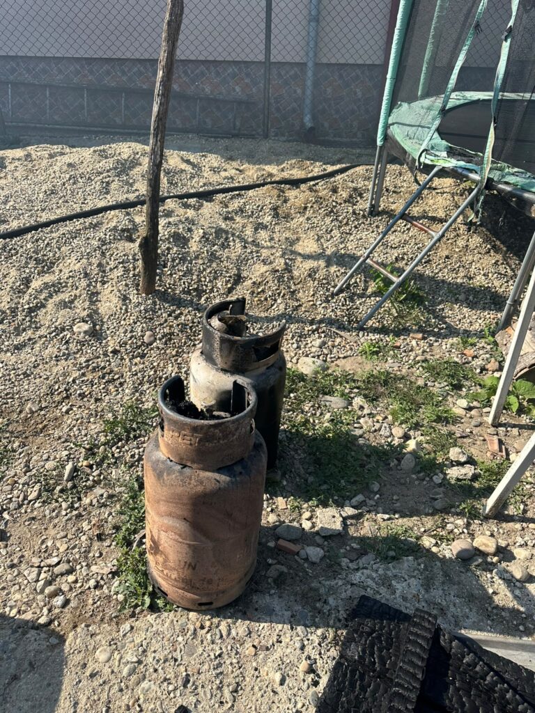 Incendiu în Goranu: Pompierii au evitat o posibilă explozie - Jurnalul Olteniei – Știri din Craiova și Oltenia Incendiu în Goranu: Pompierii au evitat o posibilă explozie