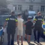 Doi tineri au bătut doi bărbați și le-au furat mopedul