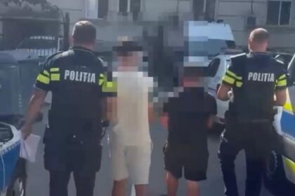 Doi tineri au bătut doi bărbați și le-au furat mopedul