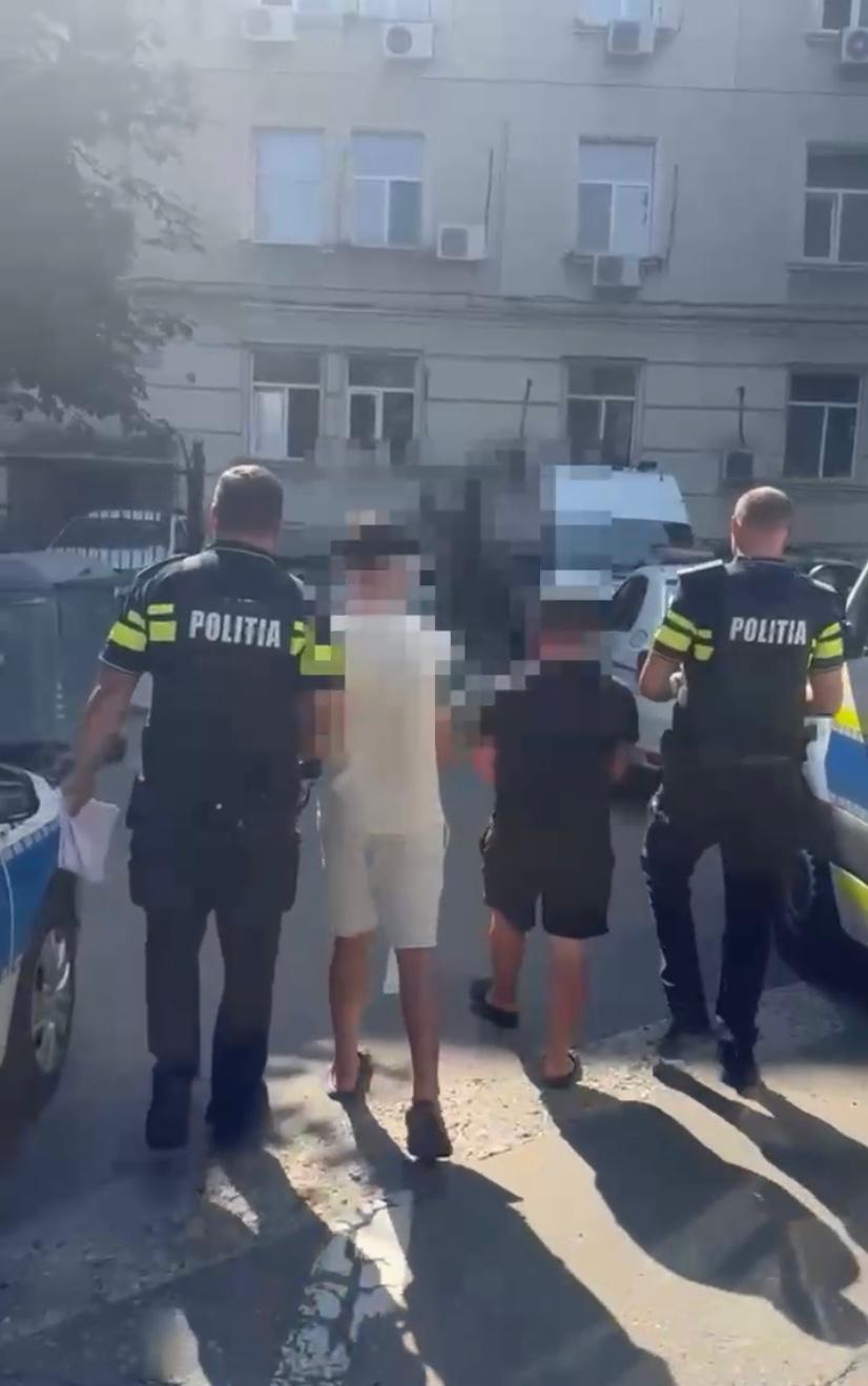 Doi tineri au bătut doi bărbați și le-au furat mopedul