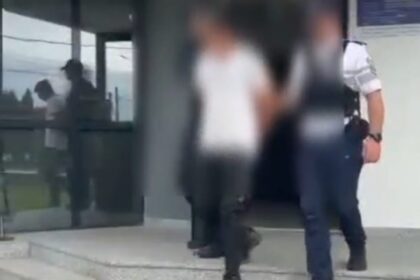 A furat două mașini într-o noapte, adolescent de 16 ani, reținut