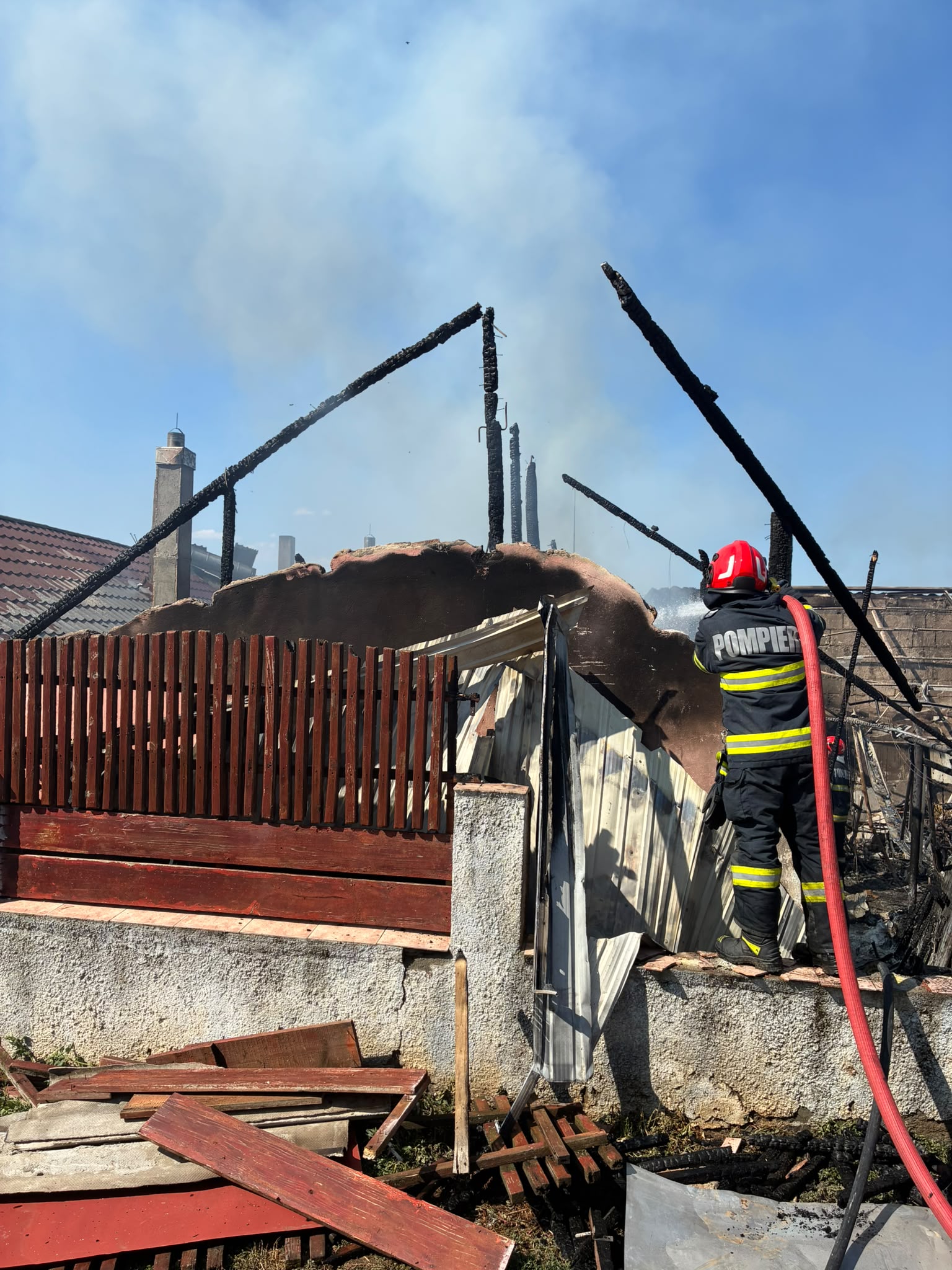 Incendiu violent în Cârcea: o casă a fost cuprinsă de foc