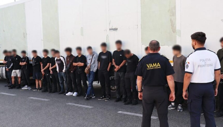 18 migranți, descoperiți într-un tir la Calafat