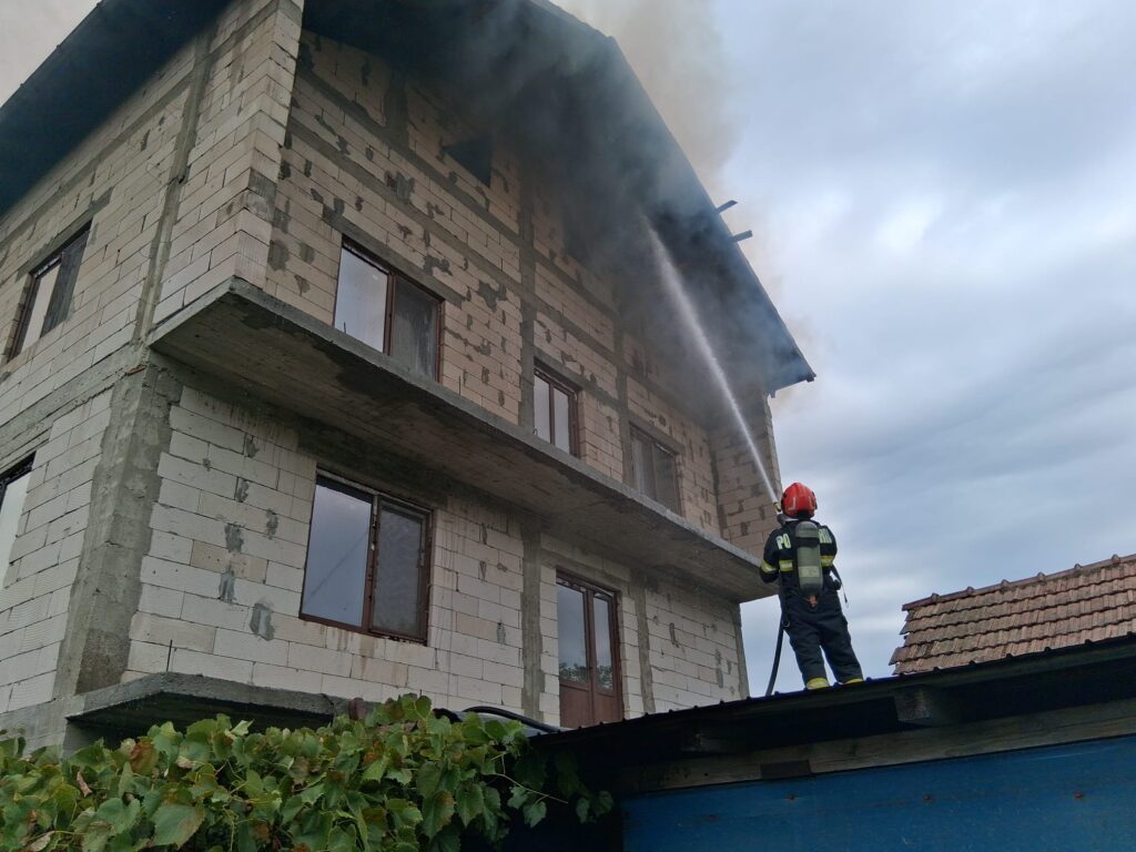Incendiu intenționat la o casă din Lădești: O victimă