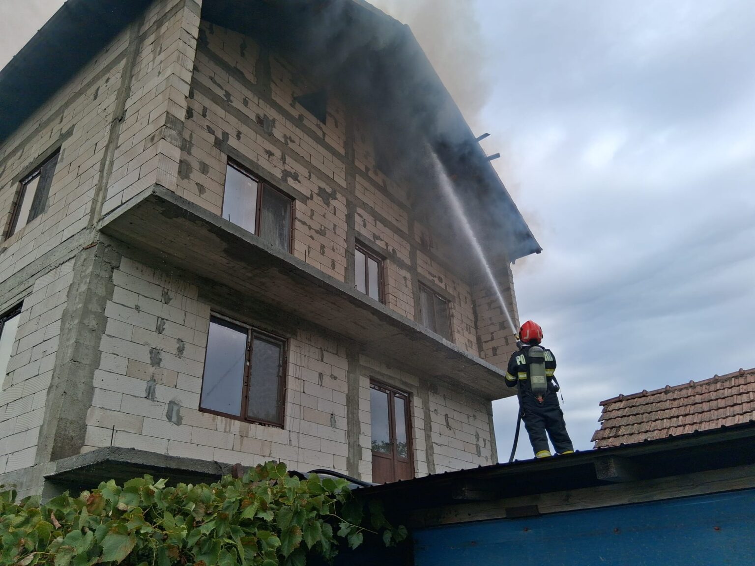 Incendiu intenționat la o casă din Lădești: O victimă