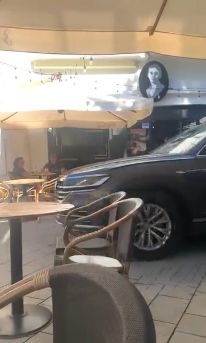 Șoferul care a intrat cu mașina pe pietonală, sancționat