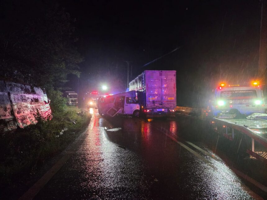 Accident mortal în Lotrișor: Coliziune între utilitară și TIR