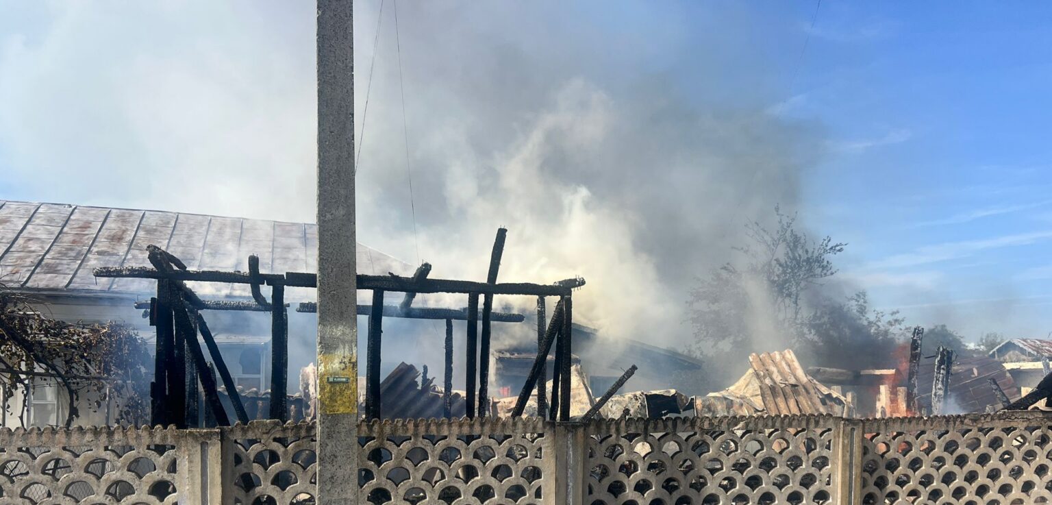 Intervenție contra cronometru: Bărbat salvat din foc