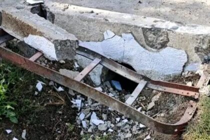 Viceprimarul din Stejari, cercetat penal după un accident rutier. Mașina ar fi fost mutată cu tractorul